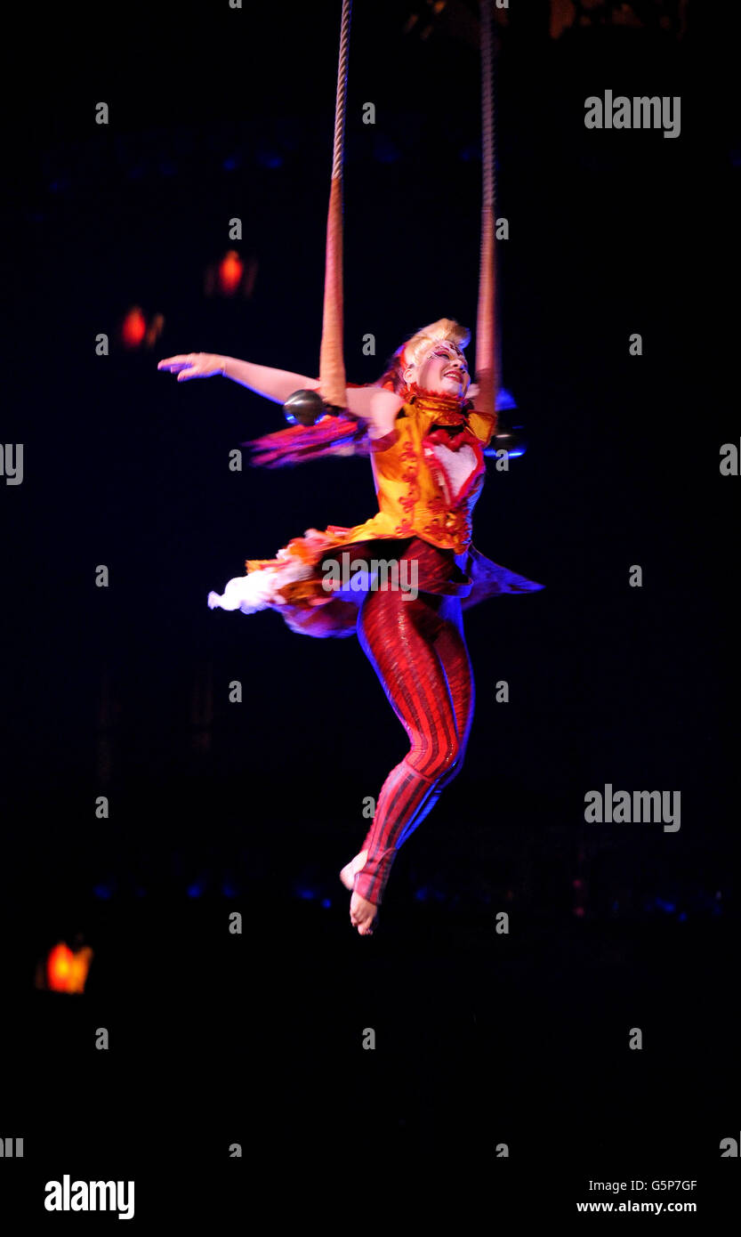 Prove del Cirque du Soleil 'Kooza' - Londra. Il Cirque de Soleil svela il loro nuovo spettacolo Kooza ad un vestito reheasal presso la Royal Albert Hall di Londra. Foto Stock