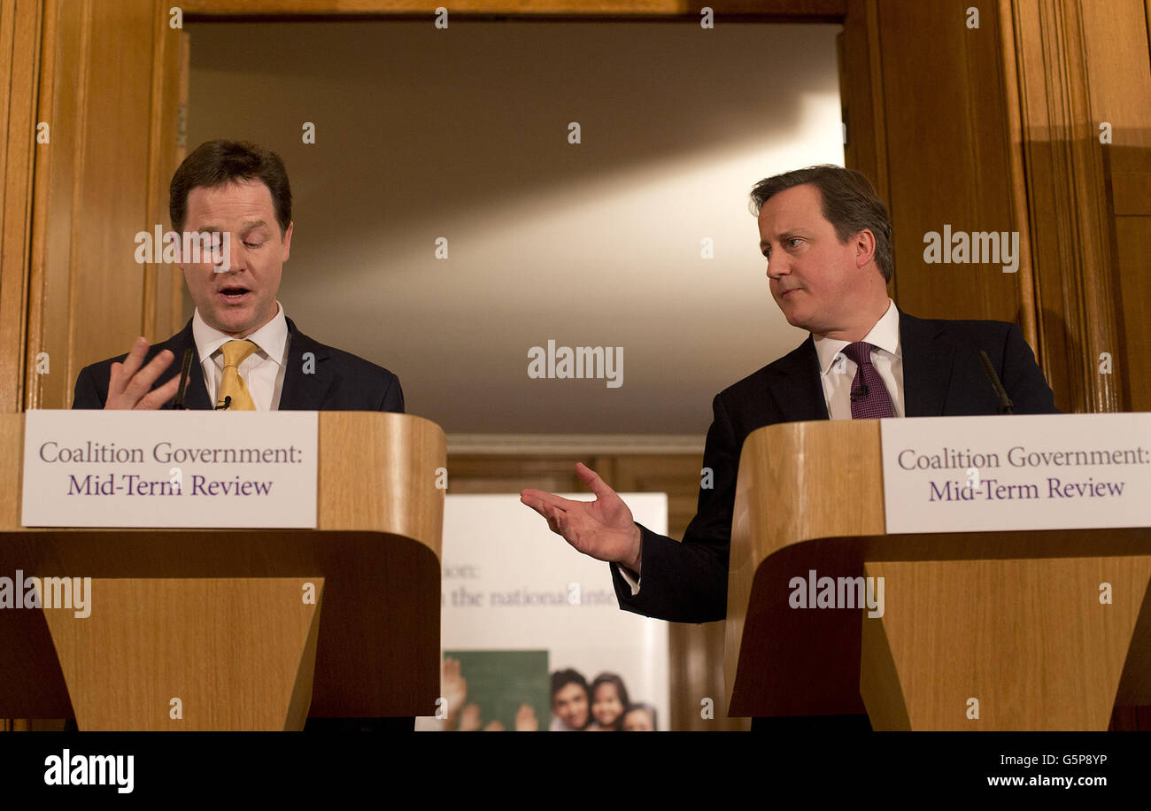 Il primo Ministro e leader del Partito conservatore, David Cameron, di destra, e il vice primo Ministro e leader liberaldemocratici Nick Clegg (a sinistra) in una conferenza stampa al 10 Downing Street, Londra, al lancio della revisione intermedia. Foto Stock