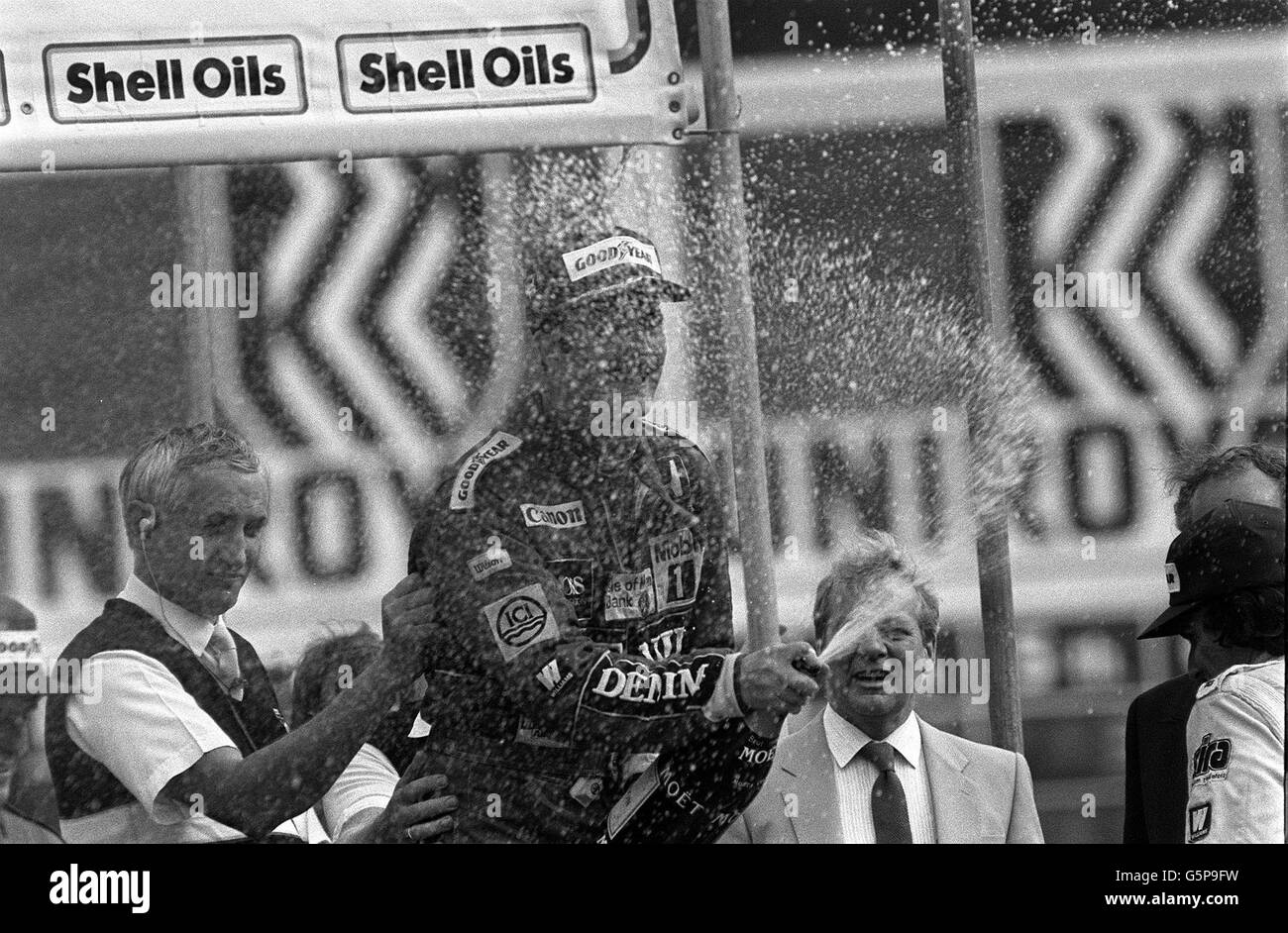 Nigel Mansell celebra la vittoria del Gran Premio di Gran Bretagna a Brands Hatch con lo champagne tradizionale. Foto Stock