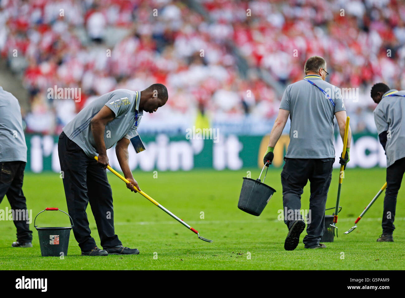 Saint-Denis, Francia. © D. 16 Giugno, 2016. Green Keeper Calcetto : UEFA EURO 2016 gruppo C match tra Germania 0-0 Polonia allo Stade de France in Saint-Denis, Francia. © D .Nakashima/AFLO/Alamy Live News Foto Stock