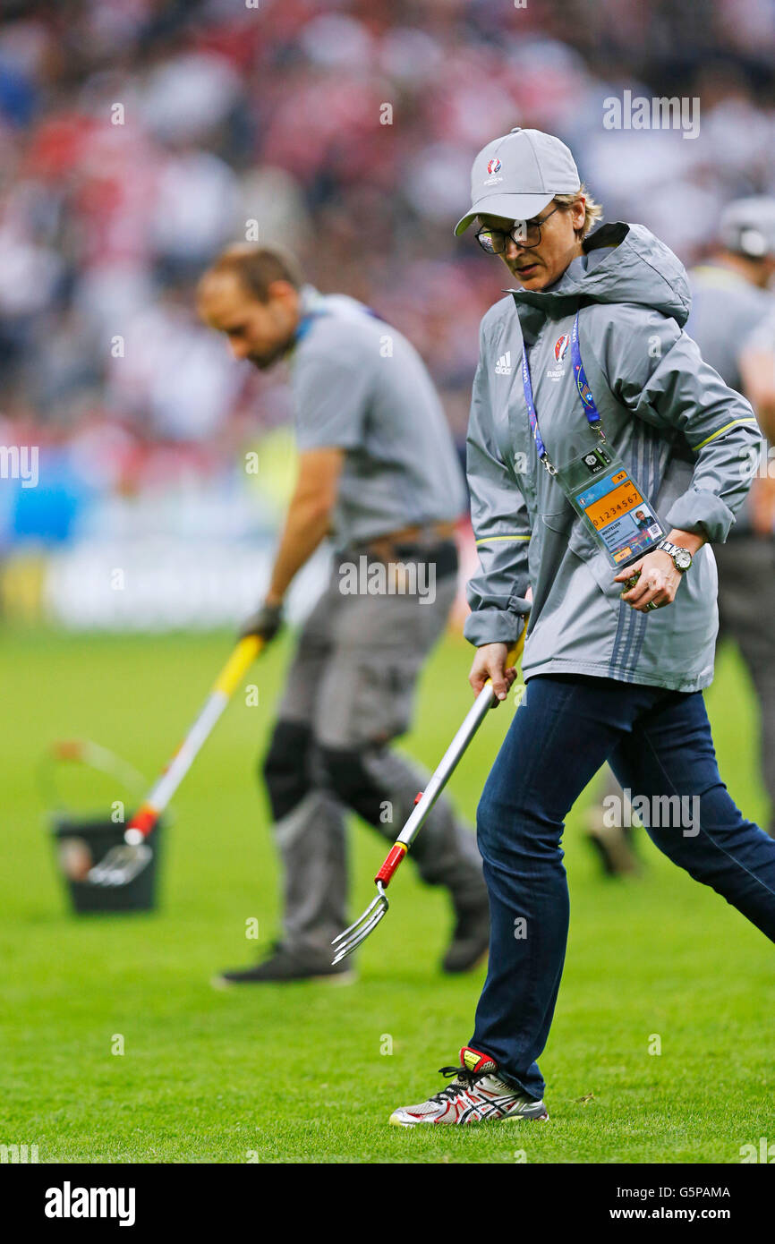 Saint-Denis, Francia. © D. 16 Giugno, 2016. Green Keeper Calcetto : UEFA EURO 2016 gruppo C match tra Germania 0-0 Polonia allo Stade de France in Saint-Denis, Francia. © D .Nakashima/AFLO/Alamy Live News Foto Stock