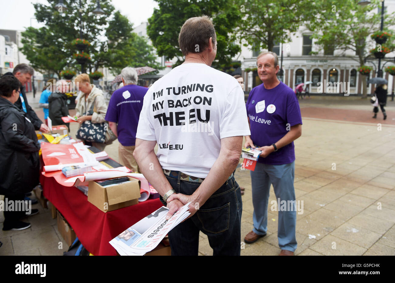 Worthing West Sussex, Regno Unito. Il 22 giugno, 2016. Vote lascia gli attivisti per le strade di Worthing oggi con un giorno di anticipo dell'UE voto referendario in Gran Bretagna Credito: Simon Dack/Alamy Live News Foto Stock