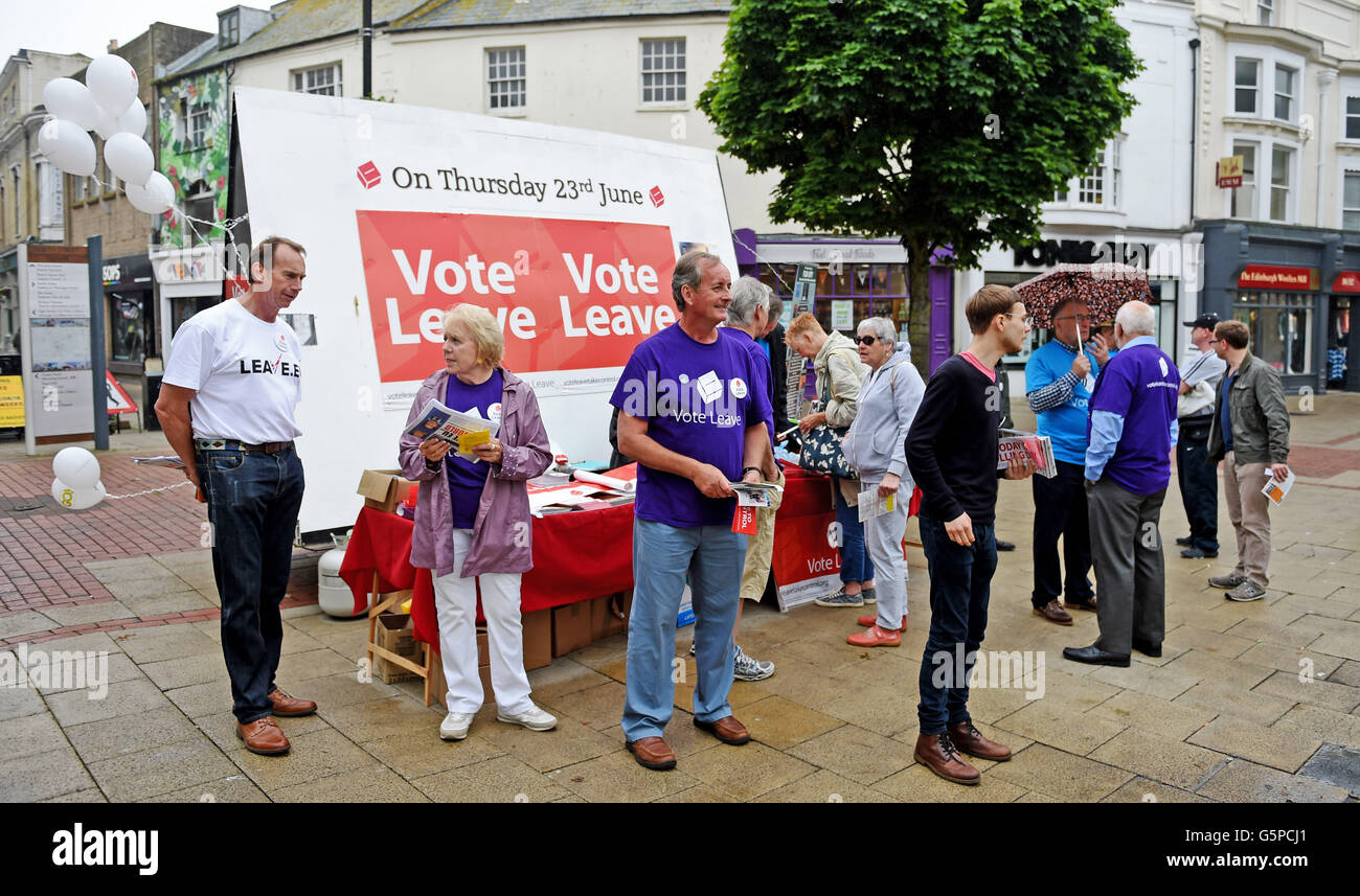 Worthing West Sussex, Regno Unito. Il 22 giugno, 2016. Vote lascia gli attivisti per le strade di Worthing oggi con un giorno di anticipo dell'UE voto referendario in Gran Bretagna Credito: Simon Dack/Alamy Live News Foto Stock