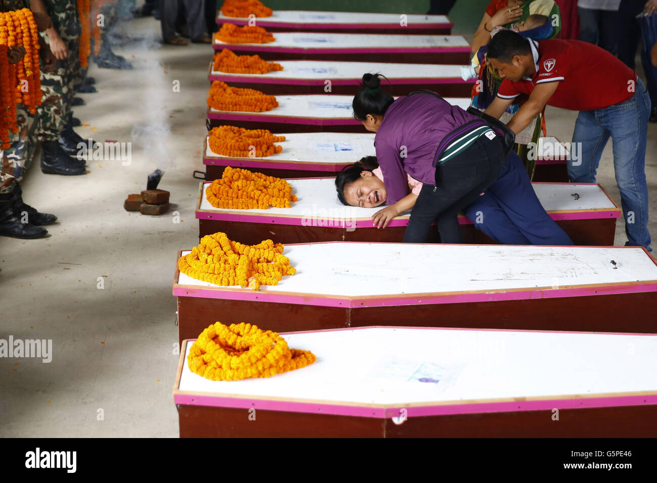 Kathmandu, Nepal. Il 22 giugno, 2016. Una relativa Nepalese addolora oltre la bara di una delle 12 vittime che sono state uccise in un attentato suicida in l'aeroporto internazionale di Tribhuvan, Kathmandu, Nepal Mercoledì, 22 giugno 2016. Un attentatore suicida il 20 giugno ucciso 12 nepalesi per le guardie di sicurezza e 24 feriti a Kabul. © Skanda Gautam/ZUMA filo/Alamy Live News Foto Stock