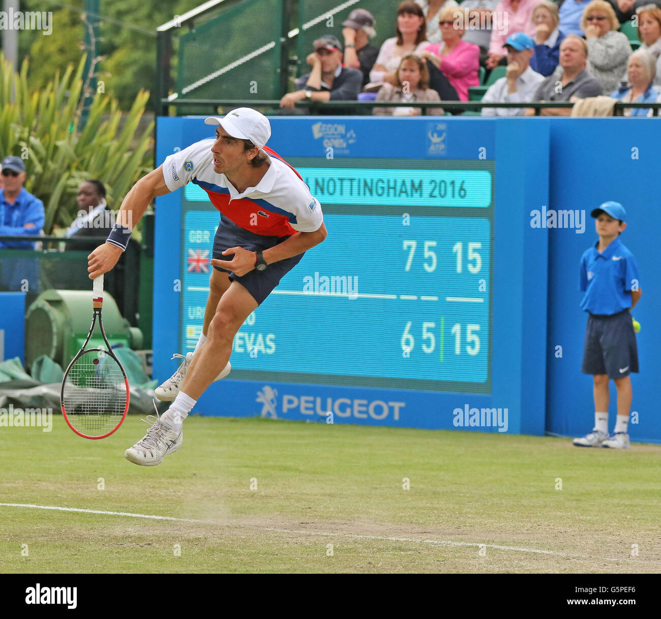 Nottingham Tennis Center, Nottingham, Regno Unito. Il 22 giugno, 2016. Aegon aprire Mens tennis ATP. Entrambi i piedi da terra come Pablo Cuevas del Uruguay serve a Dan Evans di Gran Bretagna nel decidere il terzo gruppo © Azione Sport Plus/Alamy Live News Foto Stock