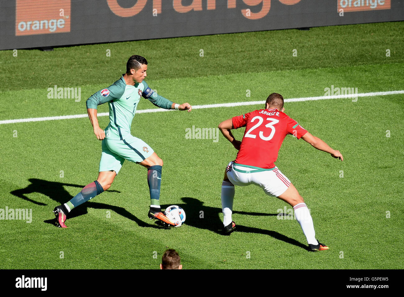 Lione, Francia. Il 22 giugno, 2016. Campionati Europei di calcio stadi di gruppo. Ungheria v Portogallo. roland juhasz (hun) sfida cristiano ronaldo (Portogallo) Credito: Azione Sport Plus/Alamy Live News Foto Stock
