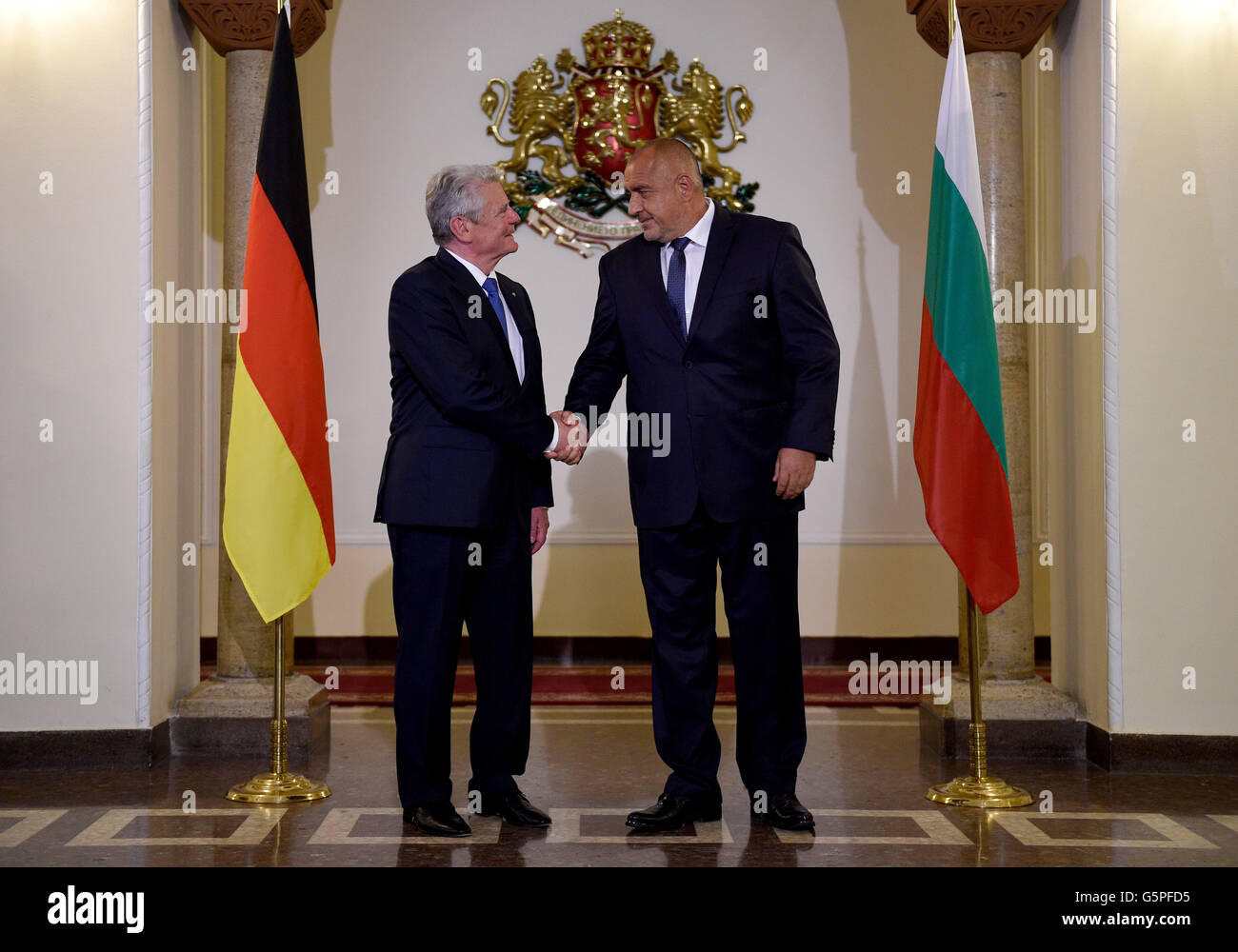 Sofia, Bulgaria. Il 22 giugno, 2016. Il Presidente tedesco Joachim Gauck (L) è accolto dal Primo ministro bulgaro Boyko Borissov nell'ufficio ministeriale di Sofia, Bulgaria, 22 giugno 2016. Il Presidente della Repubblica federale tedesca in cinque giorni di viaggio continua in Bulgaria. Foto: RAINER JENSEN/dpa/Alamy Live News Foto Stock