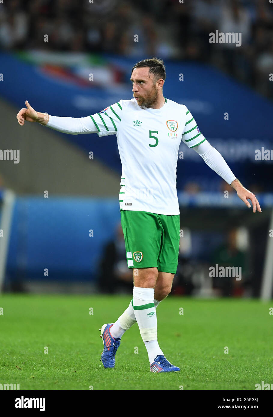 Lille, Francia. Il 22 giugno, 2016. In Irlanda il Richard Keogh gesti durante il turno preliminare match tra Italia e Irlanda a Pierre Mauroy stadium di Lille in Francia il 22 giugno, 2016. Foto: Marius Becker/dpa/Alamy Live News Foto Stock