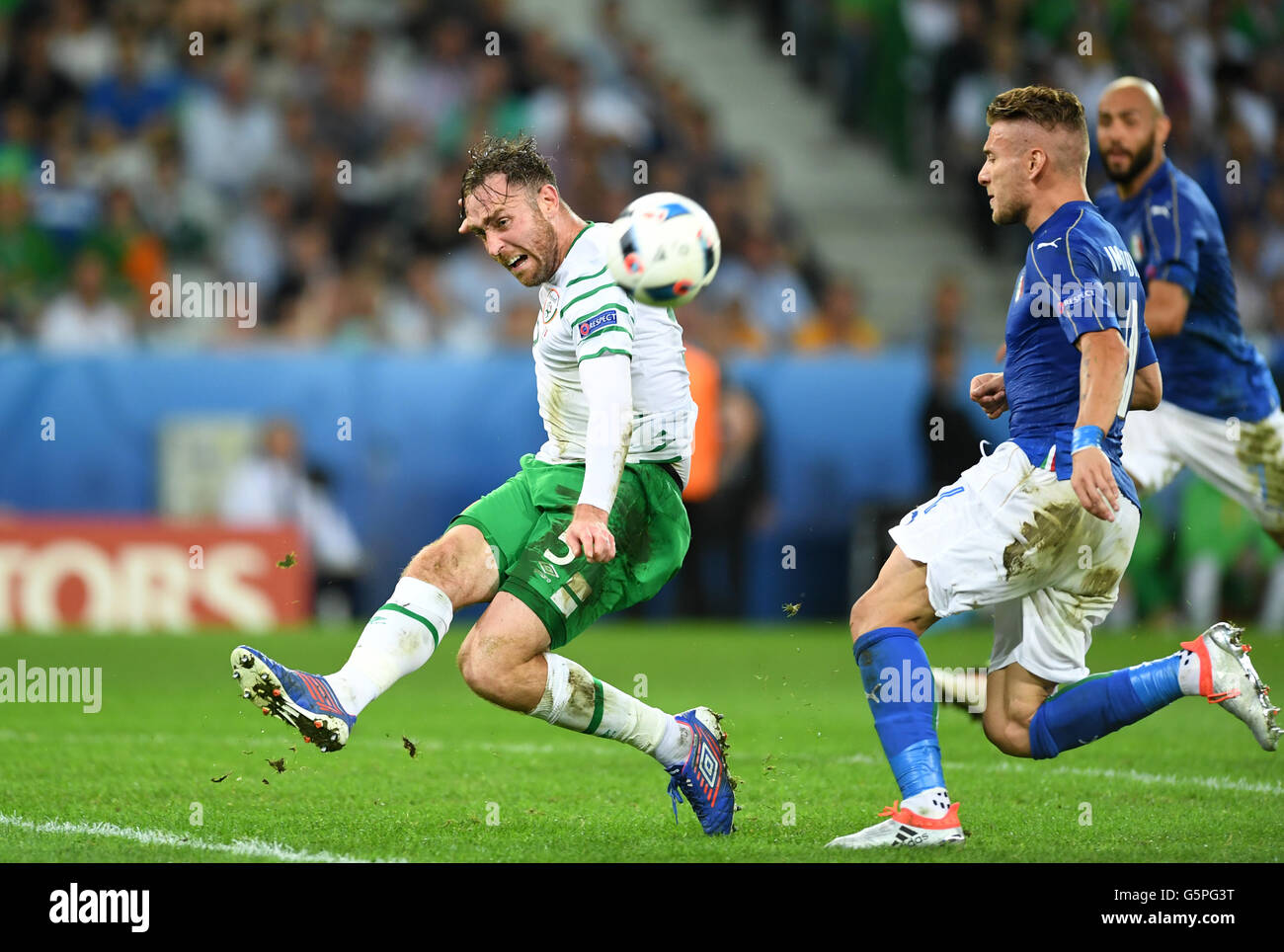 Lille, Francia. Il 22 giugno, 2016. Italia di Ciro immobile (L) e l'Irlanda di Richard Keogh si contendono la palla durante il turno preliminare match tra Italia e Irlanda a Pierre Mauroy stadium di Lille in Francia il 22 giugno, 2016. Foto: Marius Becker/dpa/Alamy Live News Foto Stock