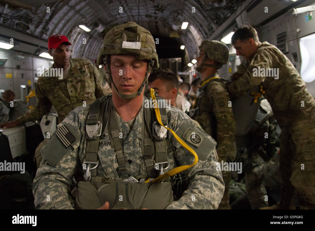 Libreville, Gabon. Xx Giugno, 2016. Soldati americani della ottantaduesima Airborne Division a bordo di una C17 lungo il tragitto da Fort Bragg, NC a Libreville, Gabon. L'ottantaduesima eseguirà parachute training su punto Denis, Gabon durante la Accord centrale. Gli Stati Uniti L'esercito dell'Africa esercizio annuale è un combinato di esercitazione militare che riunisce circa 1.000 militari da 14 nazioni partecipanti tra cui Francia, Gabon, Ciad, Repubblica Democratica del Congo, Camerun di treno in una vasta gamma di esercizi compresi di guerra nella giungla, medevac e paracadutismo. © David Honl/ZUMA filo/Alamy Live News Foto Stock