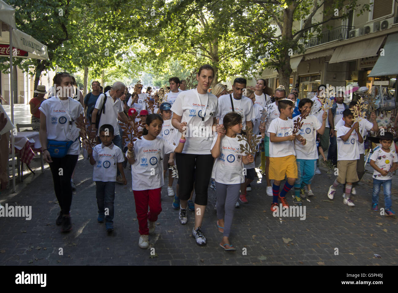 Atene, Grecia. Il 22 giugno, 2016. I bambini rifugiati eseguire holding olive branch modelli durante un evento organizzato da ellenica Comitato olimpico per celebrare la giornata olimpica. Giornata olimpica è celebrata in più di 160 paesi e mira a promuovere lo sport come pure i valori olimpici. © Nikolas Georgiou/ZUMA filo/Alamy Live News Foto Stock