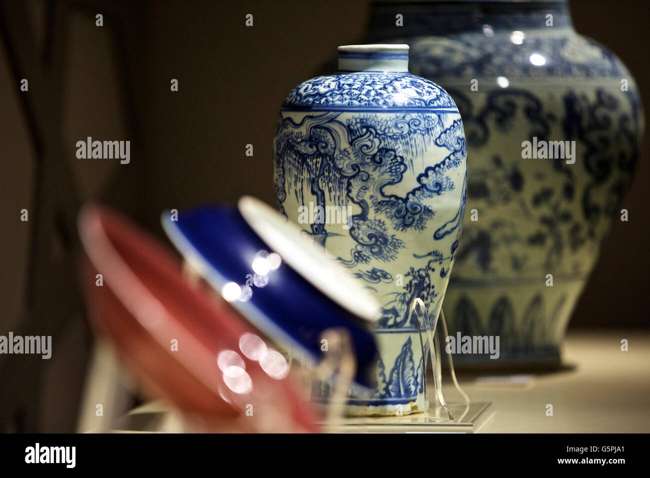 Roma. Xvi Feb, 2017. Foto scattata a giugno 22, 2016 mostra la mostra al Museo Nazionale del Palazzo di Venezia a Roma, Italia. La mostra di 'Masterpieces di antiche porcellane Cinesi dal Museo di Shanghai: decimo al XIX secolo' sono iniziate il 22 giugno 2016 in Italia a Roma e durerà fino al 16 febbraio 2017, presentando 76 pezzi di reliquie culturali. © Jin Yu/Xinhua/Alamy Live News Foto Stock