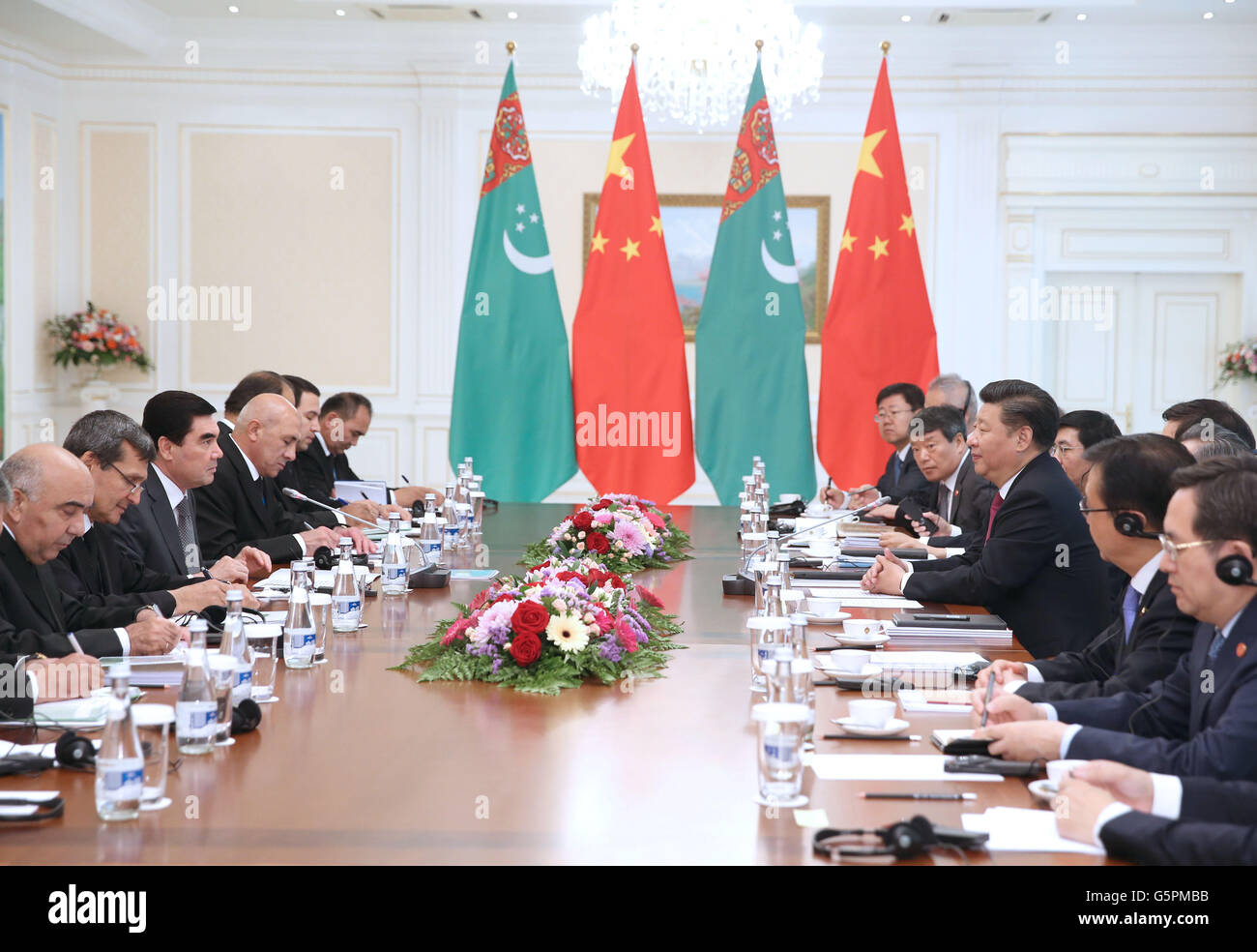 Tashkent, Uzbekistan. Il 23 giugno, 2016. Il presidente cinese Xi Jinping incontra il Presidente turkmeno Gurbanguly Berdymukhamedov a Tashkent, Uzbekistan, 23 giugno 2016. Credito: Ma Zhancheng/Xinhua/Alamy Live News Foto Stock