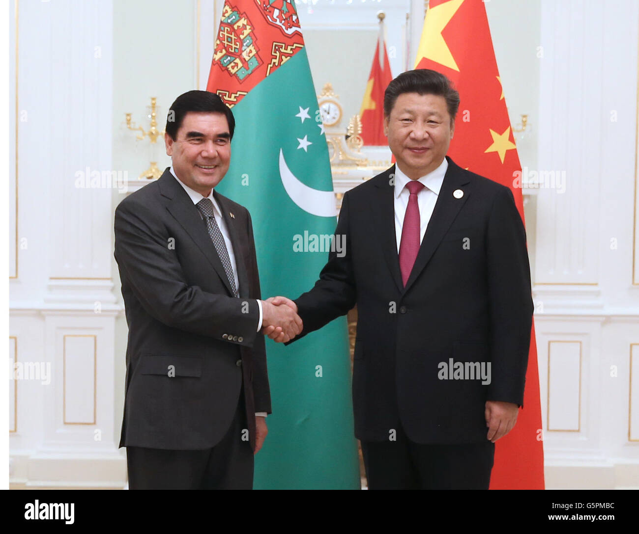 Tashkent, Uzbekistan. Il 23 giugno, 2016. Il presidente cinese Xi Jinping (R) si incontra con il Presidente turkmeno Gurbanguly Berdymukhamedov a Tashkent, Uzbekistan, 23 giugno 2016. Credito: Ma Zhancheng/Xinhua/Alamy Live News Foto Stock