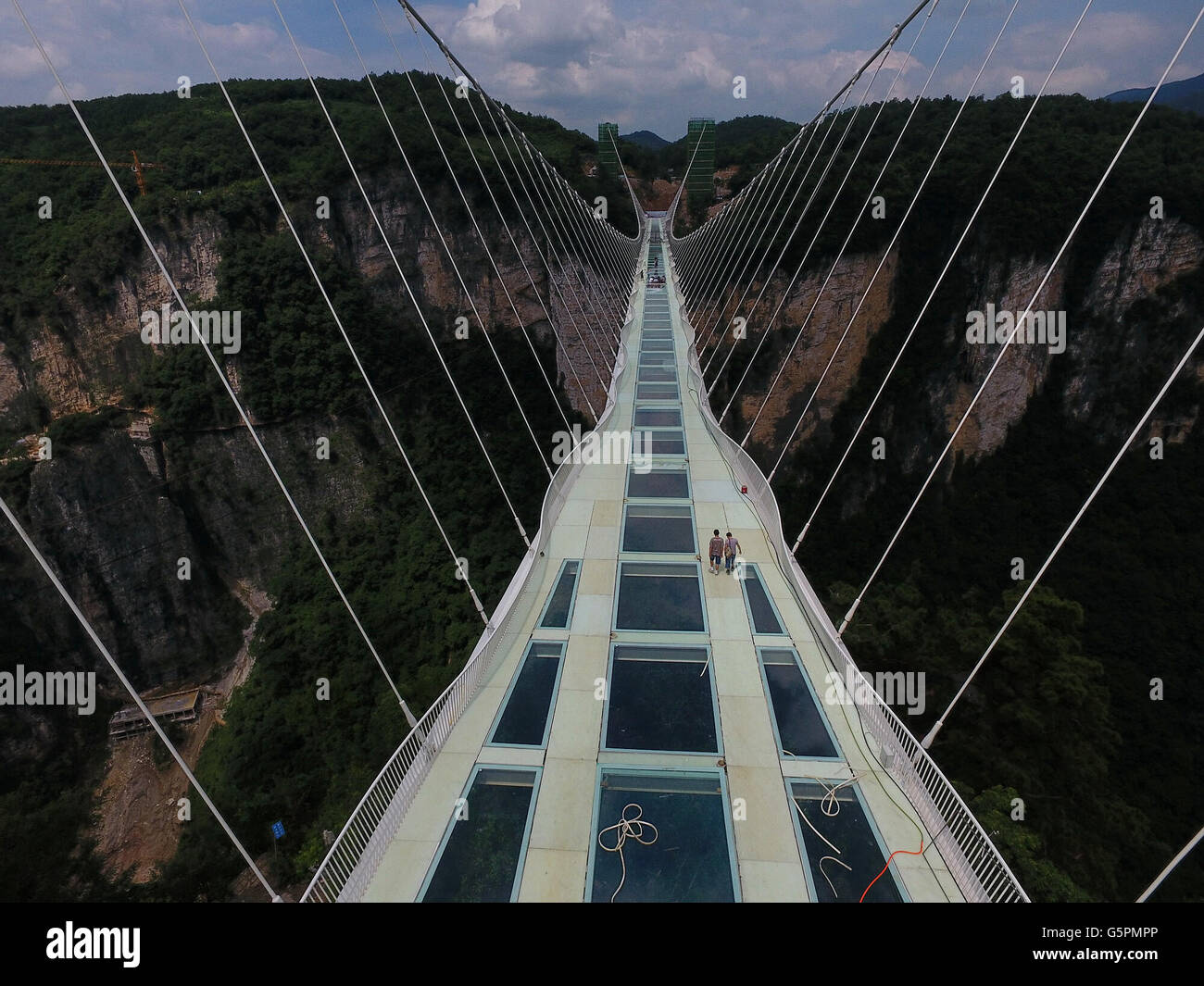 Zhangjiajie. Il 23 giugno, 2016. Foto scattata a giugno 23, 2016 mostra il ponte di vetro al Grand Canyon di Zhangjiajie National Forest Park, centrale provincia cinese di Hunan. Il 430-metro-lungo, a 6 metri di larghezza ponte è previsto per essere messo in funzione dopo il controllo di sicurezza. Credito: lunga Hongtao/Xinhua/Alamy Live News Foto Stock