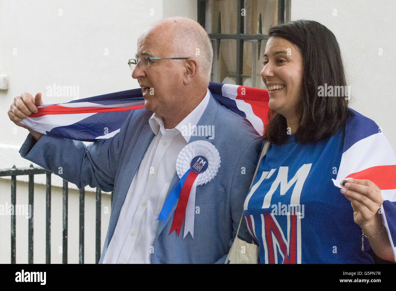 Westminster, Londra, 23 giugno 2016. Avvistato al di fuori del Parlamento è disonorato ex manodopera MP Denis MacShane che ha rassegnato le dimissioni nel 2012 dopo la sua condanna per falsità in scritture contabili, posa con una donna in un "STO NELL' t-shirt. Credito: Paolo Davey/Alamy Live News Foto Stock