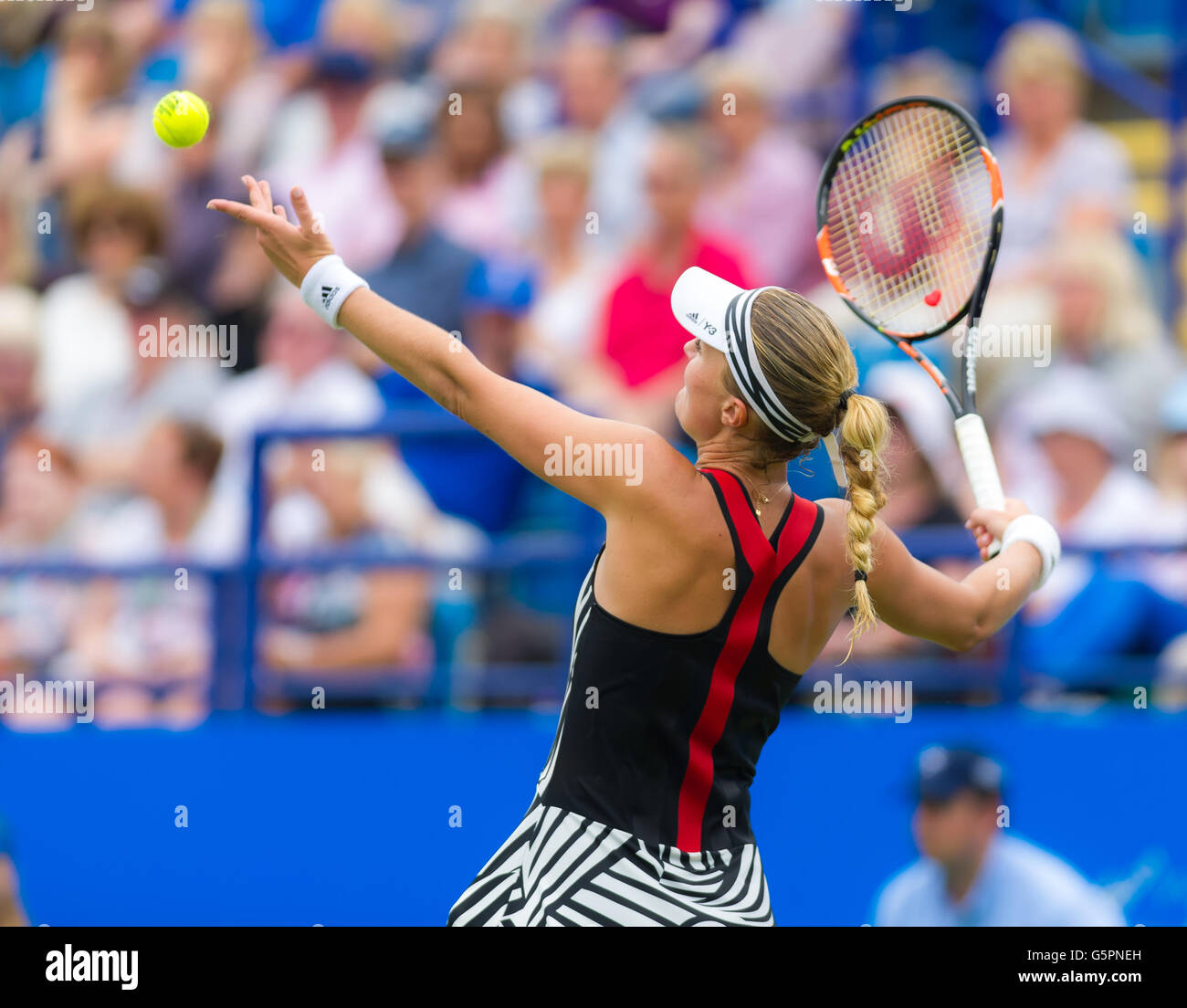 Eastbourne, Regno Unito. 23 Giugno, 2016. Kristina Mladenovic in azione al 2016 Aegon International WTA Premier il torneo di tennis di credito: Jimmie48 Fotografia/Alamy Live News Foto Stock