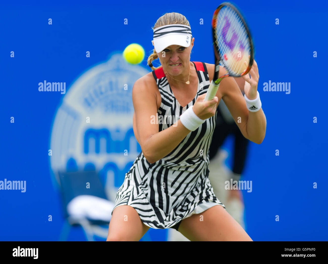 Eastbourne, Regno Unito. 23 Giugno, 2016. Kristina Mladenovic in azione al 2016 Aegon International WTA Premier il torneo di tennis di credito: Jimmie48 Fotografia/Alamy Live News Foto Stock