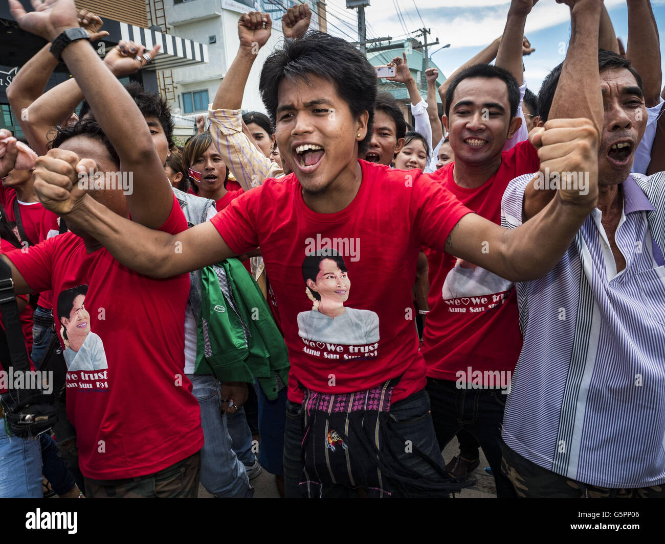 Mahachai, Samut Sakhon, Thailandia. Il 23 giugno, 2016. Lavoratori birmani immigrati bloccare una strada in Samut Sakhon mentre sono in attesa per Aung San Suu Kyi per arrivare. Decine di migliaia di lavoratori birmani immigrati, la maggior parte degli impiegati nella pesca tailandese industria, vivere in Samut Sakhon. Aung San Suu Kyi, il ministro degli Affari Esteri e consigliere di Stato per il governo di Myanmar è su una visita di stato in Tailandia. Anche se lei e il suo partito ha vinto le elezioni 2015 da una frana, ella è costituzionalmente vietata dal divenire il Presidente a causa di una clausola nella Costituzione come defunto marito e figli sono straniere Foto Stock