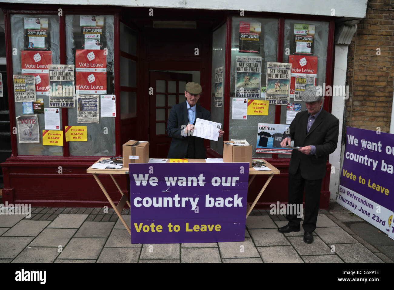 Londra, Regno Unito. Il 23 giugno, 2016. Gli attivisti per incoraggiare le persone a votare per lasciare l'Unione europea. Credito: Thabo Jaiyesimi/Alamy Live News Foto Stock