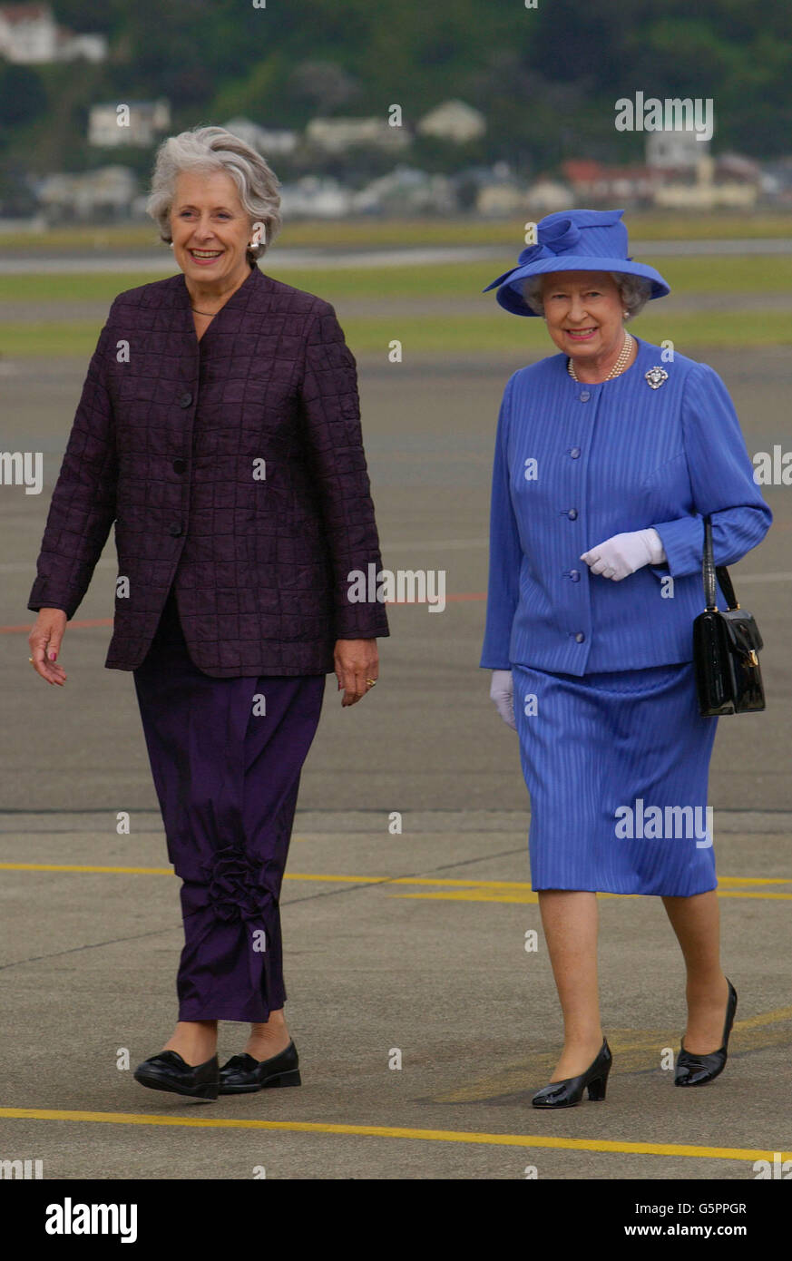 La Regina Elisabetta II della Gran Bretagna, salutata dal Governatore Generale Dame Sylvia Cartwright (a sinistra), al suo arrivo all'Aeroporto di Wellington, Nuova Zelanda. Sono stati accolti da una festa che includeva Moari Transexual MP per Wairarapa Georgina Beyer (a sinistra). Foto Stock
