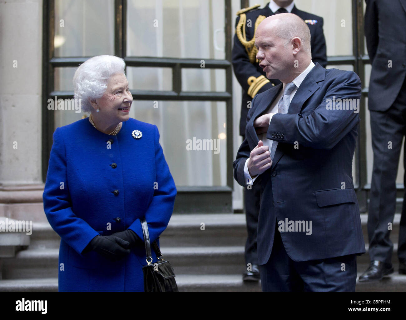 La Regina Elisabetta II con il Ministro degli Esteri William Hague in visita presso l'Ufficio degli Esteri e del Commonwealth durante una visita ufficiale che fa parte delle sue celebrazioni giubilari. Foto Stock