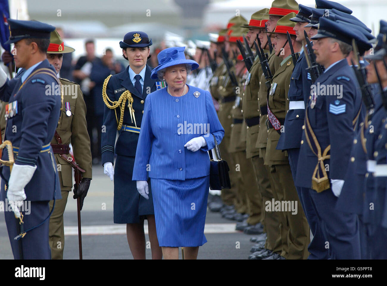 La Regina Elisabetta II ispeziona una Guardia militare d'onore combinata al suo arrivo all'Aeroporto di Wellington, Nuova Zelanda, sulla seconda tappa del suo tour Jubilee Overseas . Foto Stock