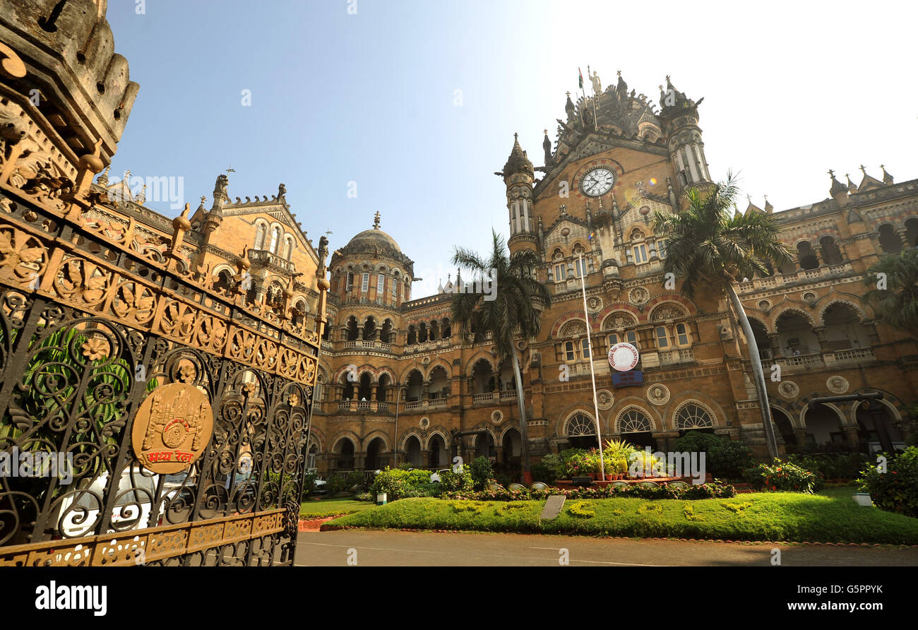Vista generale di Chhatrapati Shivaji Terminus, ex Victoria Terminus, a Mumbai, India STAMPA ASSOCIAZIONE Foto. Data immagine: Martedì 27 novembre 2012. Progettata da Frederick William Stevens e costruita nel 1887, la stazione ferroviaria è patrimonio dell'umanità dell'UNESCO ed è la più trafficate dell'India. Il credito fotografico dovrebbe essere: Anthony Devlin/PA Foto Stock