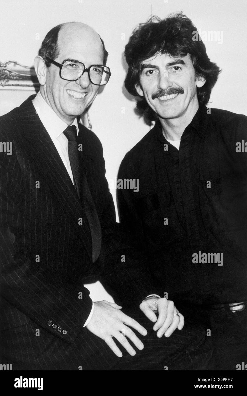 Intrattenimento - ex star dei Beatles e produttore esecutivo di Handmade Films George Harrison con il finanziere Denis o'Brien Britain's Handmade Films, diretto dall'ex star dei Beatles George Harrison, a destra, E il finanziere Denis o'Brien, ha annunciato un programma di produzione di film per tre film nel 1984, con tre a cinque film da seguire ogni 12 mesi. L'azienda, che ha guadagnato la distinzione con le hits di vita di Brian e di Time Bandits di Monty Python, è presto per filmare l'acqua, con Michael Caine, Billy Connolly e Leonard Rossiter, UNA funzione privata, con Michael Palin e Maggie Smith, e viaggiare Foto Stock