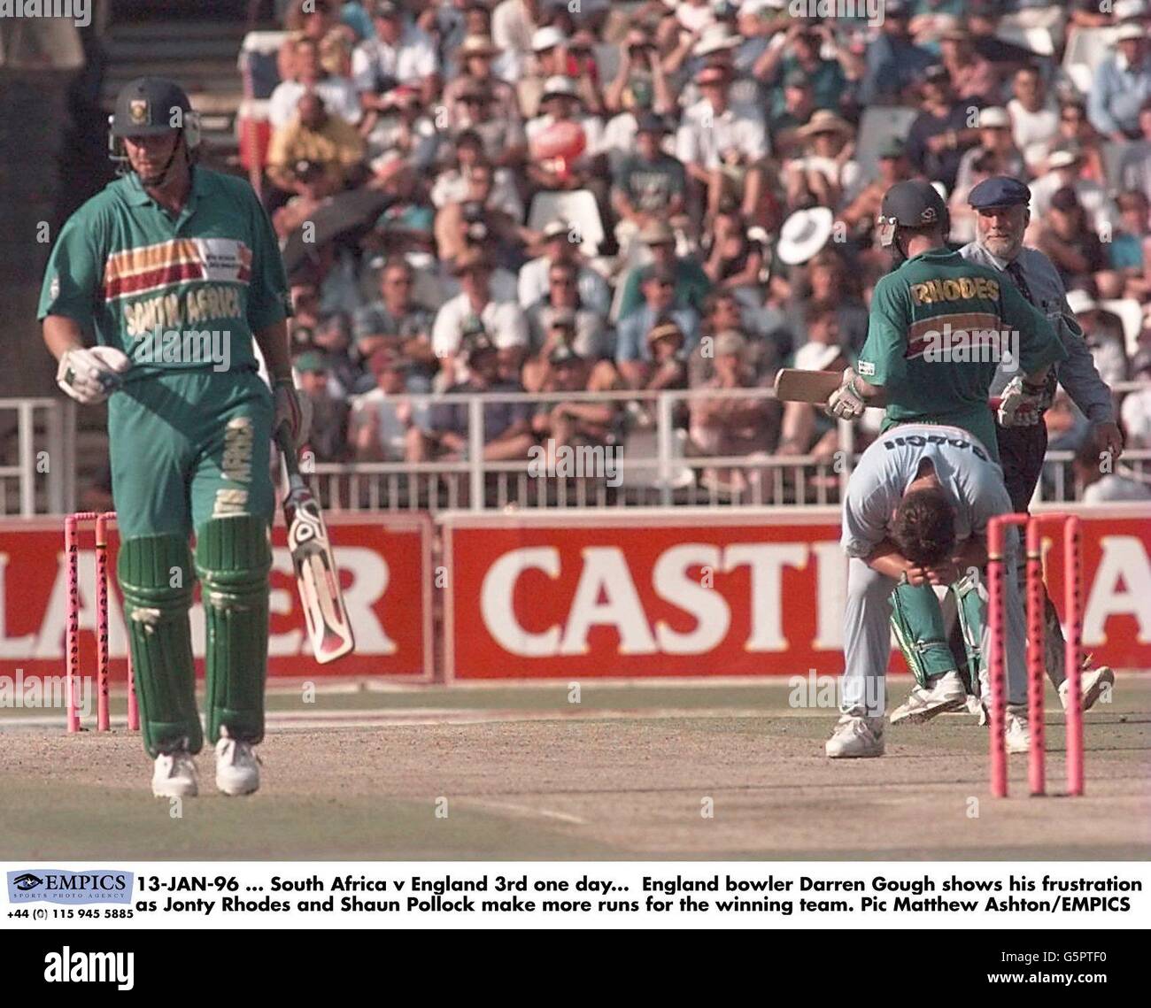 13-JAN-96, Sudafrica contro Inghilterra 3° giorno. Il bowler inglese Darren Gough mostra la sua frustrazione mentre Jonty Rhodes e Shaun Pollock fanno più corse per la squadra vincente Foto Stock