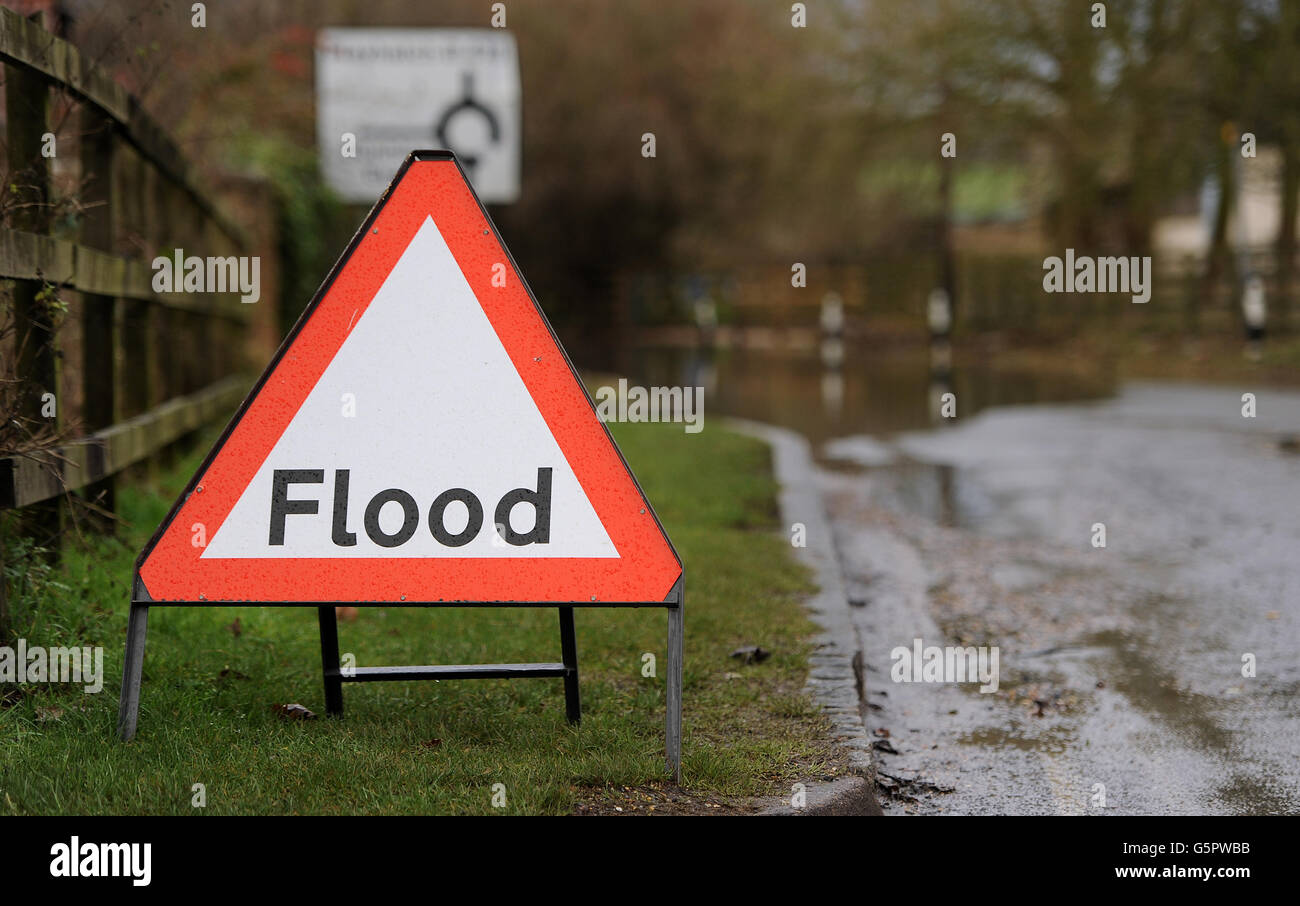 Vista generale di un cartello di avvertimento Flood a Sonning in Berkshire. Foto Stock