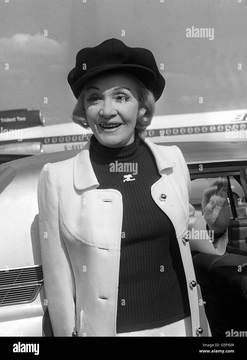 Nata a Berlino, Marlene Dietrich, la nonna più glamour del mondo, in tuta pantaloni, maglione e cappello tipo ricino, all'arrivo da Parigi. Marlene prima entusiasta i filmgoer con 'Lili Marlene' e 'Falling in Love Again' nel film 'Blue Angel'. Foto Stock