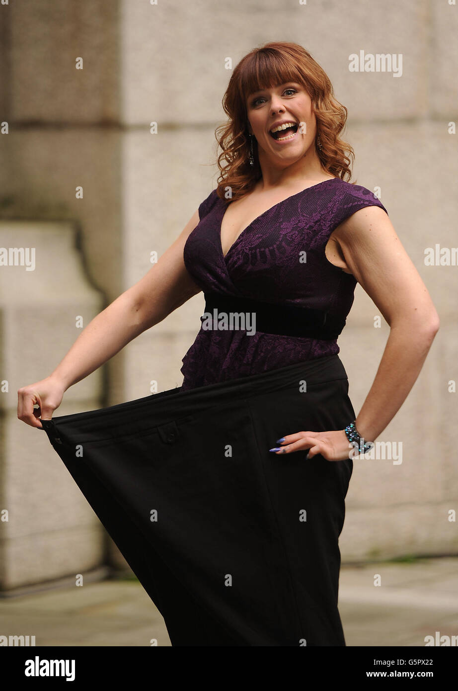 Rosemary Conley Dieta e Fitness Magazine Biggest Loser 2013 Liz Knight da Preston si pone durante una telefonata al Marriott County Hall, Londra. Foto Stock
