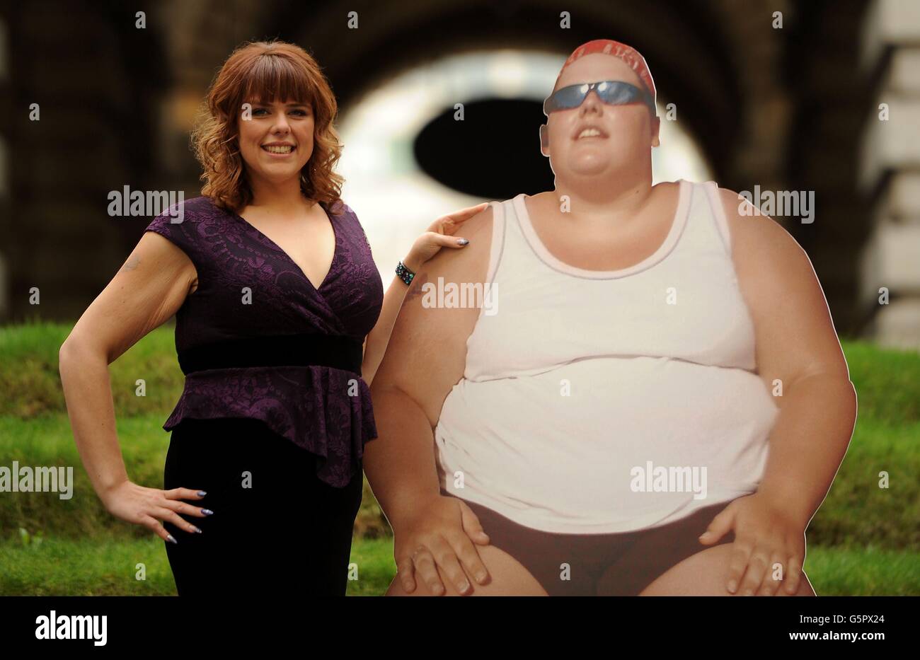 Rosemary Conley Dieta e Fitness Magazine Biggest Loser 2013 Liz Knight da Preston in posa con una foto di se stessa prima di perdere peso durante una chiamata fotografica al Marriott County Hall, Londra. Foto Stock