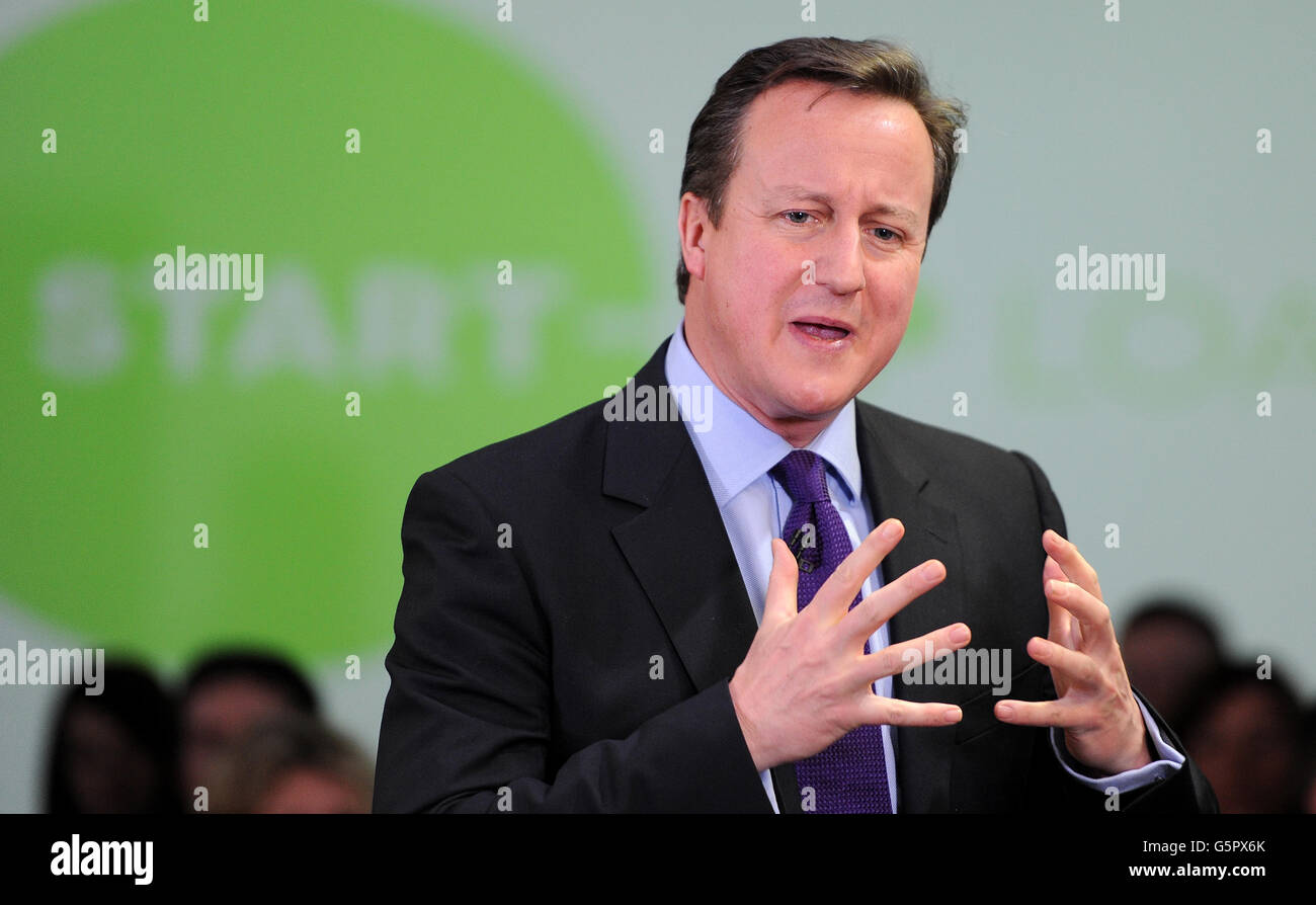 Il primo Ministro David Cameron parla agli imprenditori in occasione di un evento PM Direct presso la Media Factory di Preston. Foto Stock