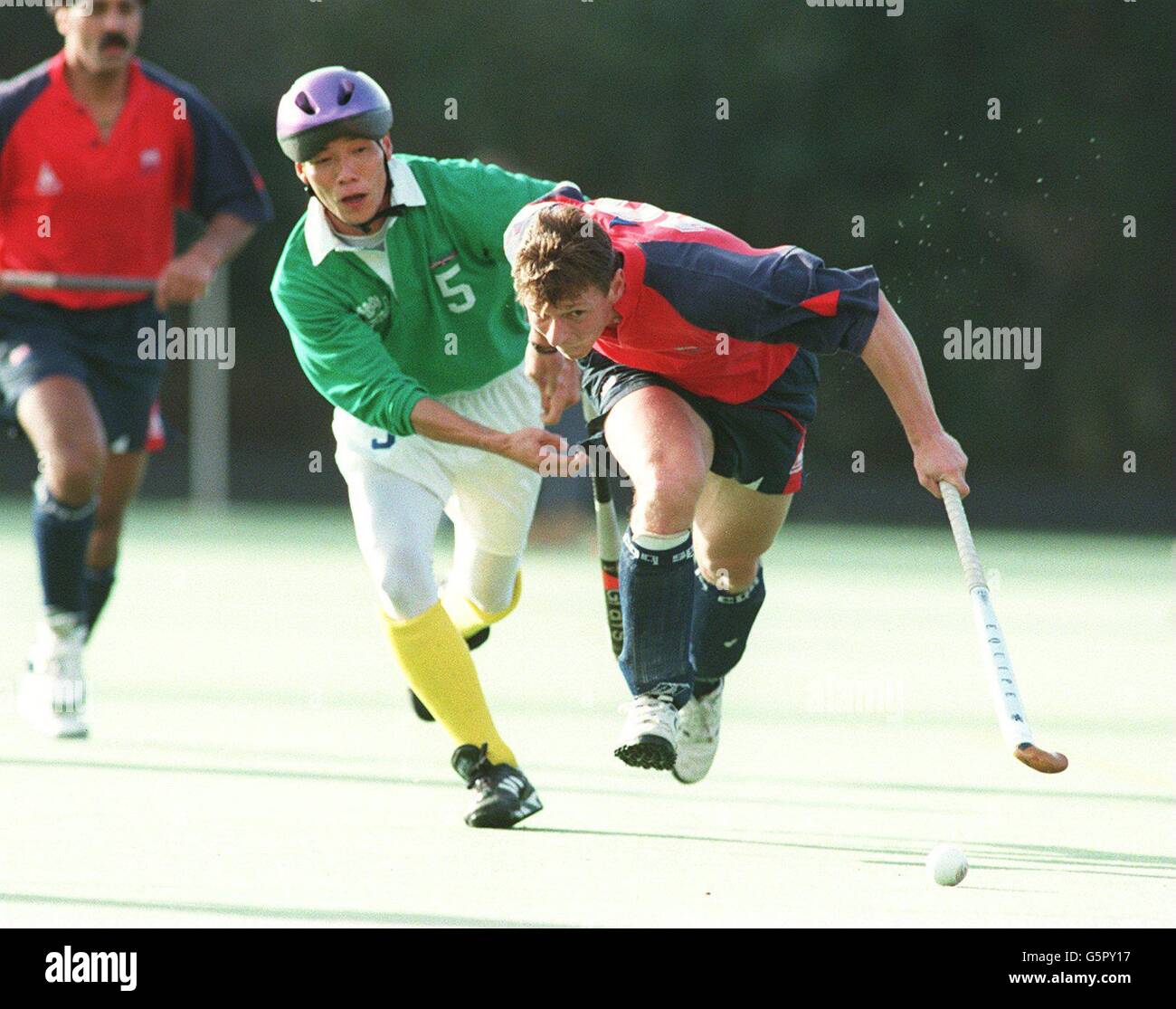 Nick Thompson della Gran Bretagna combatte con Lim Chiow Chuan, Malesia Foto Stock