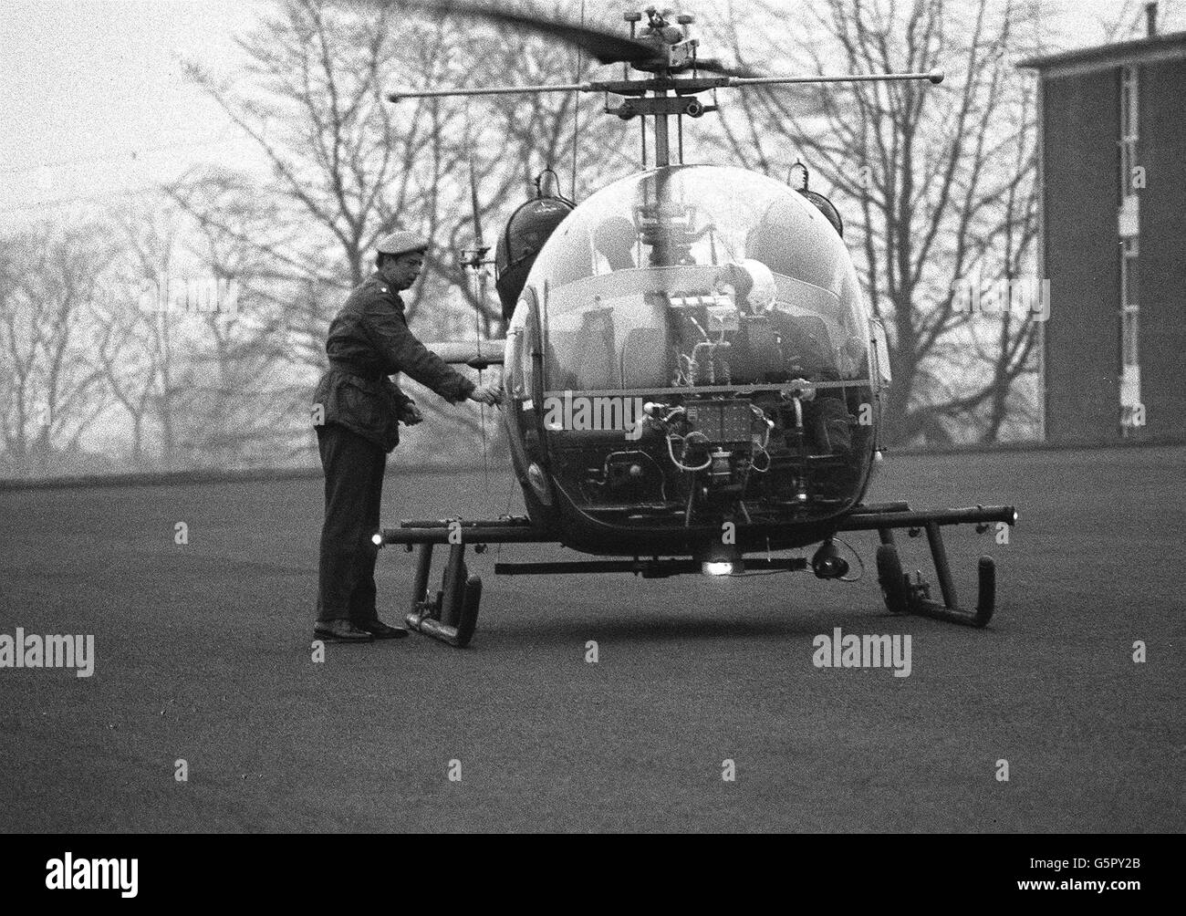 Il Duca di Kent, un maggiore della Royal Scots Greys che ora serve con il suo squadrone di auto blindate in Irlanda del Nord, a bordo di un elicottero Army Scout a Omagh Barracks per una ricognizione aerea della zona di confine. Ci sono stati scambi arrabbiati tra ufficiali dell'esercito e giornalisti che sono stati tenuti a più di 75 metri dal Duca e sorvegliati da soldati e un cane. Foto Stock