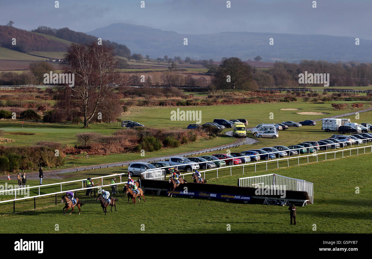 Ceepeegee guidato da Dave Crosse guida il campo nel Ludlow Club handicap Chase presso l'ippodromo di Ludlow. Foto Stock