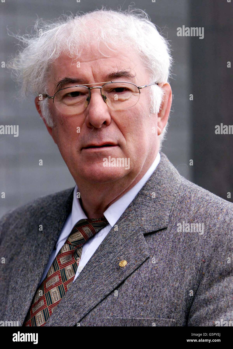 I tesori del guerriero tornano a casa di Suffolk dopo 60 anni. Il poeta Seamus Heaney segna l'apertura del nuovo centro espositivo di 5 milioni di persone del National Trust nel luogo di sepoltura dei re pagani. 27/01/04: Seamus Heaney, che si univa alle vittime delle atrocità naziste e di altri genocidi in tutto il mondo, in una commemorazione nazionale dell'Olocausto a Belfast. È stato inoltre celebrato il decimo anniversario del genocidio di un milione di persone in 100 giorni in Ruanda. Foto Stock