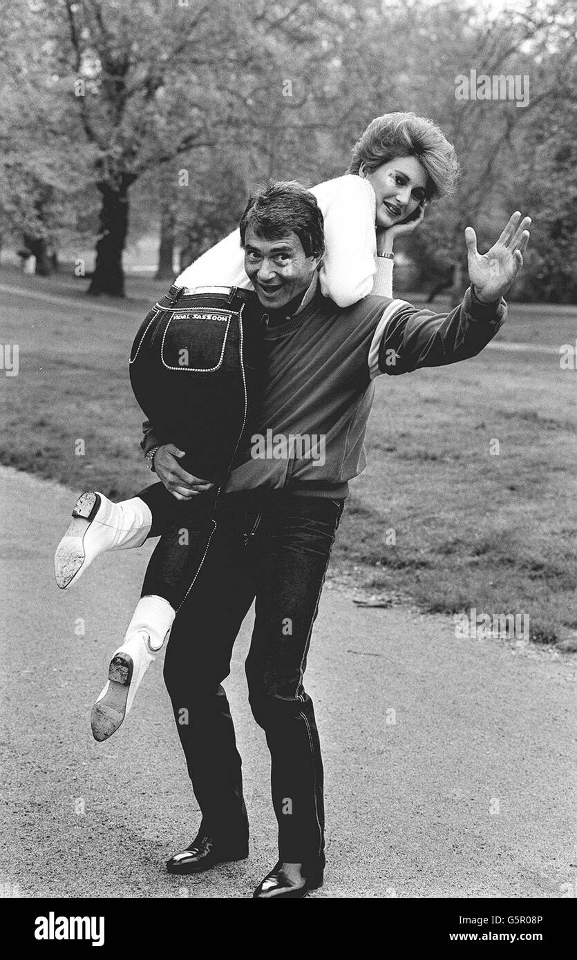 Parrucchiere Vidal Sassoon impianti modello Francesca Thyssen a Hyde Park, Londra. Entrambi indossano jeans della sua gamma "Active Sports", in vendita presso la sua nuova boutique a Bromton Road, Londra. * ... Miss Thyssen, figlia del Barone Thyssen e l'ex modello Fiona Campbell-Walter, indossa jeans con una differenza. Sono costellati di diamanti per quell'aspetto di milione-dollaro. Foto Stock