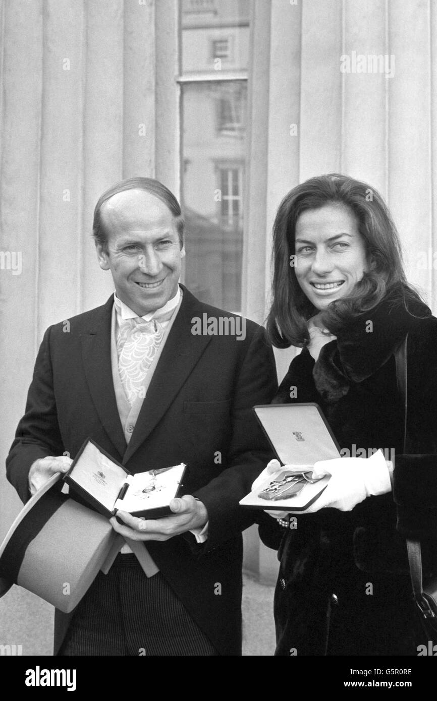 Manchester United e l'Inghilterra calciatore Bobby Charlton e il tennista Virginia Wade con gli onori che hanno ricevuto dalla Regina Madre a Buckingham Palace. Foto Stock
