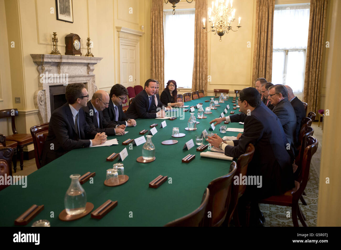Il primo Ministro David Cameron durante un incontro con i membri del British Jewish Leadership Council all'interno del 10 Downing Street a Londra. Foto Stock