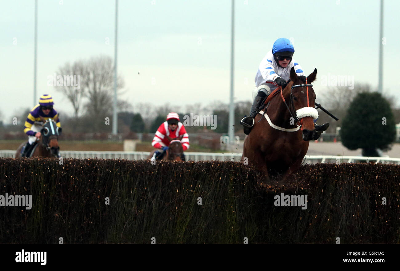 Brackloon High guidato da Nico de Boinville vince la William Hill - Scarica l'App Handicap Steeple Chase durante la giornata di ostacoli di William Hill Lanzarote all'ippodromo di Kempton, Kempton. Foto Stock