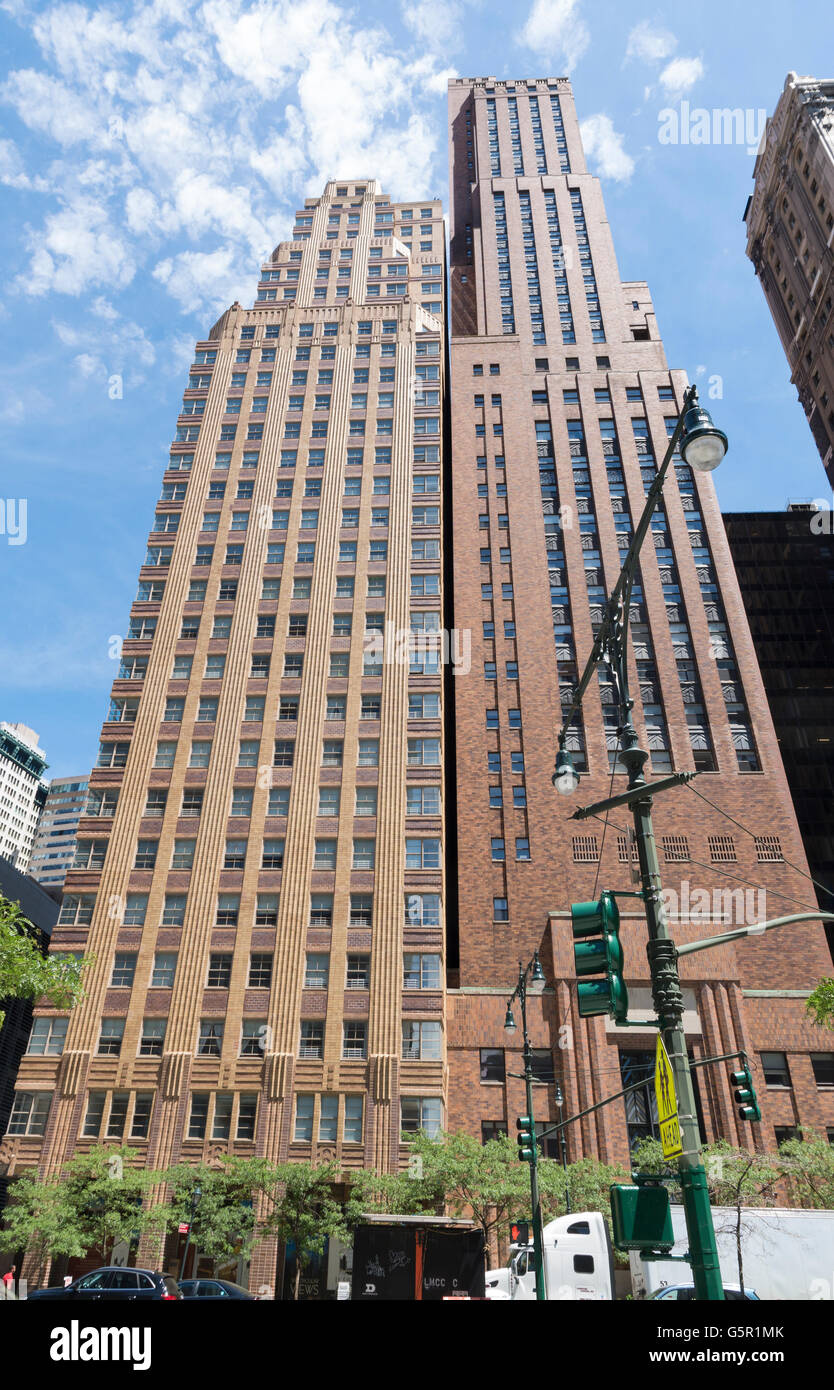 Vista di due peculiare Art Deco torri in New York: 21 West Street e il centro cittadino di Athletic Club Building Foto Stock