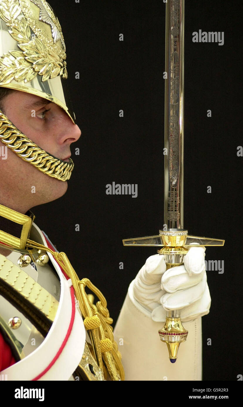 Lance Corporal of the Horse Nick Hunt, of the Life Guards, from the Household Cavallry, detiene una Sword commemorativa del Giubileo d'Oro, nel centro di Londra, commissionata appositamente da Wilkinson Sword per celebrare il Giubileo d'oro di sua Maestà la Regina. * la spada, che è valutata a 50,000, dovrebbe essere presentata a sua Maestà più avanti quest'anno. Foto Stock