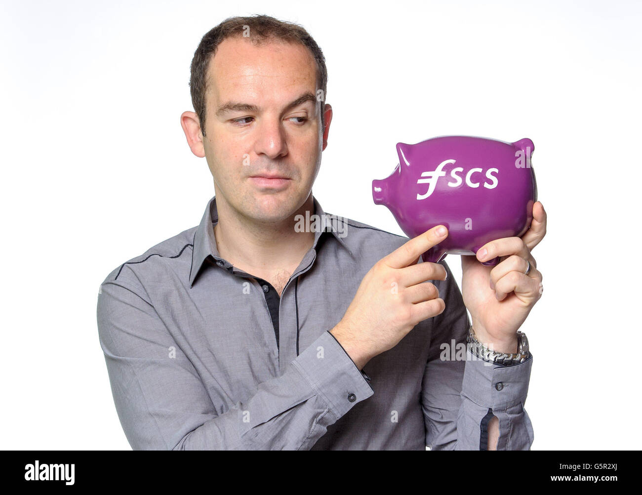 L'esperto finanziario Martin Lewis sostiene il Financial Services Compensation Scheme (FSCS) nel sensibilizzare la popolazione sulla protezione dei risparmi autorizzati dal Regno Unito. Foto Stock