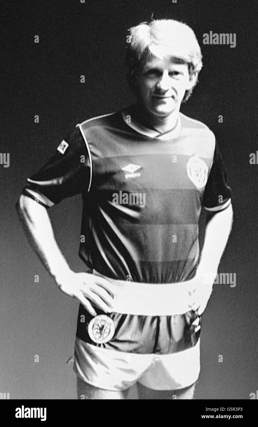 La Scozia ha ottenuto un vantaggio nella posta in gioco della moda quando la sua nuova striscia di calcio internazionale è stata presentata oggi a Glasgow. I pantaloncini a righe e la camicia, indossati da Gordon Strachan di Manchester United, potrebbero scendere bene in Messico la prossima estate se la Scozia si qualificherà Foto Stock