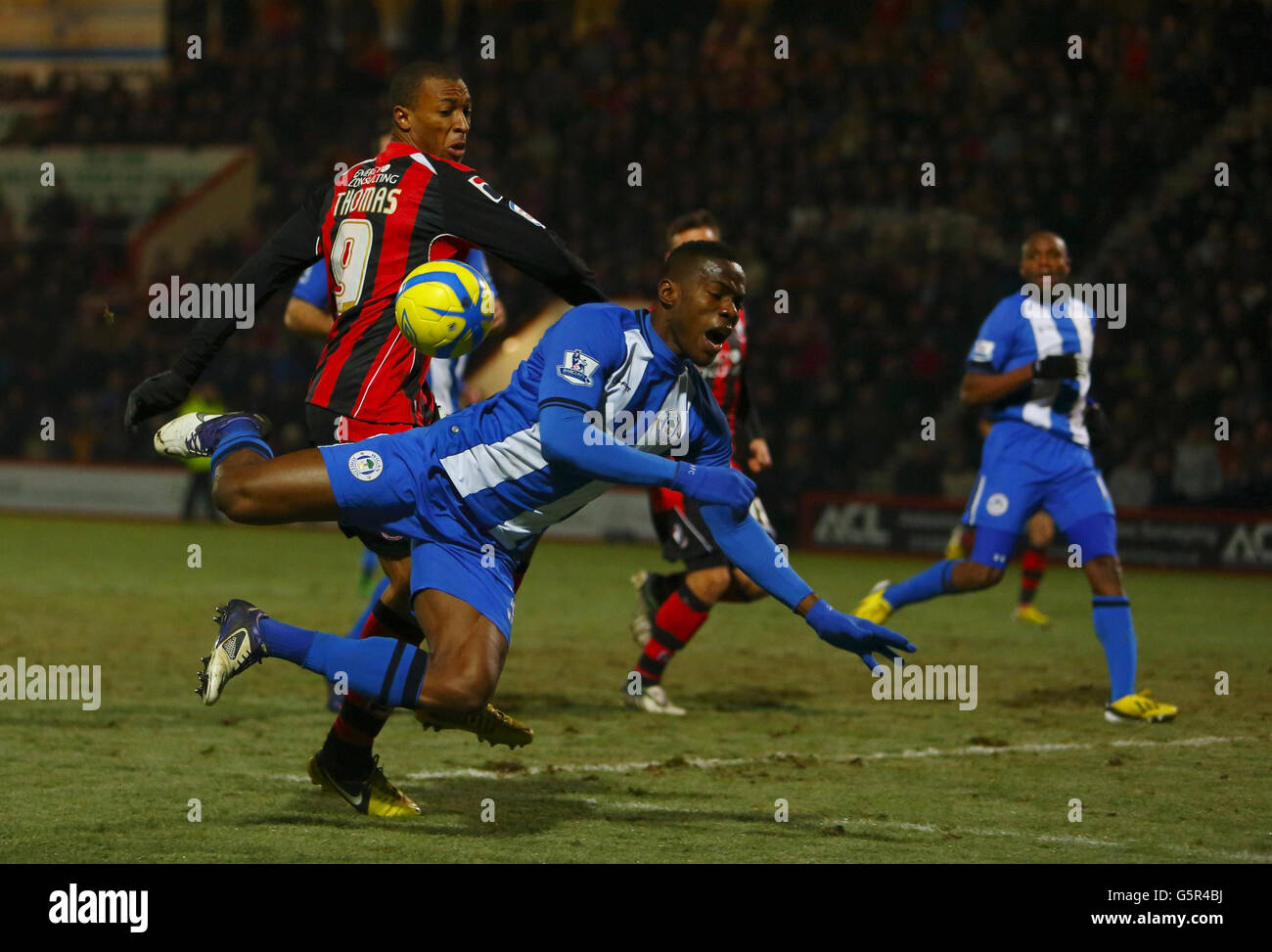 AFC Bournemouth's Wes Thomas (a sinistra) in azione contro Maynor Figueroa di Wigan Athletic durante la terza partita della fa Cup al Goldsands Stadium di Bournemouth. Foto Stock