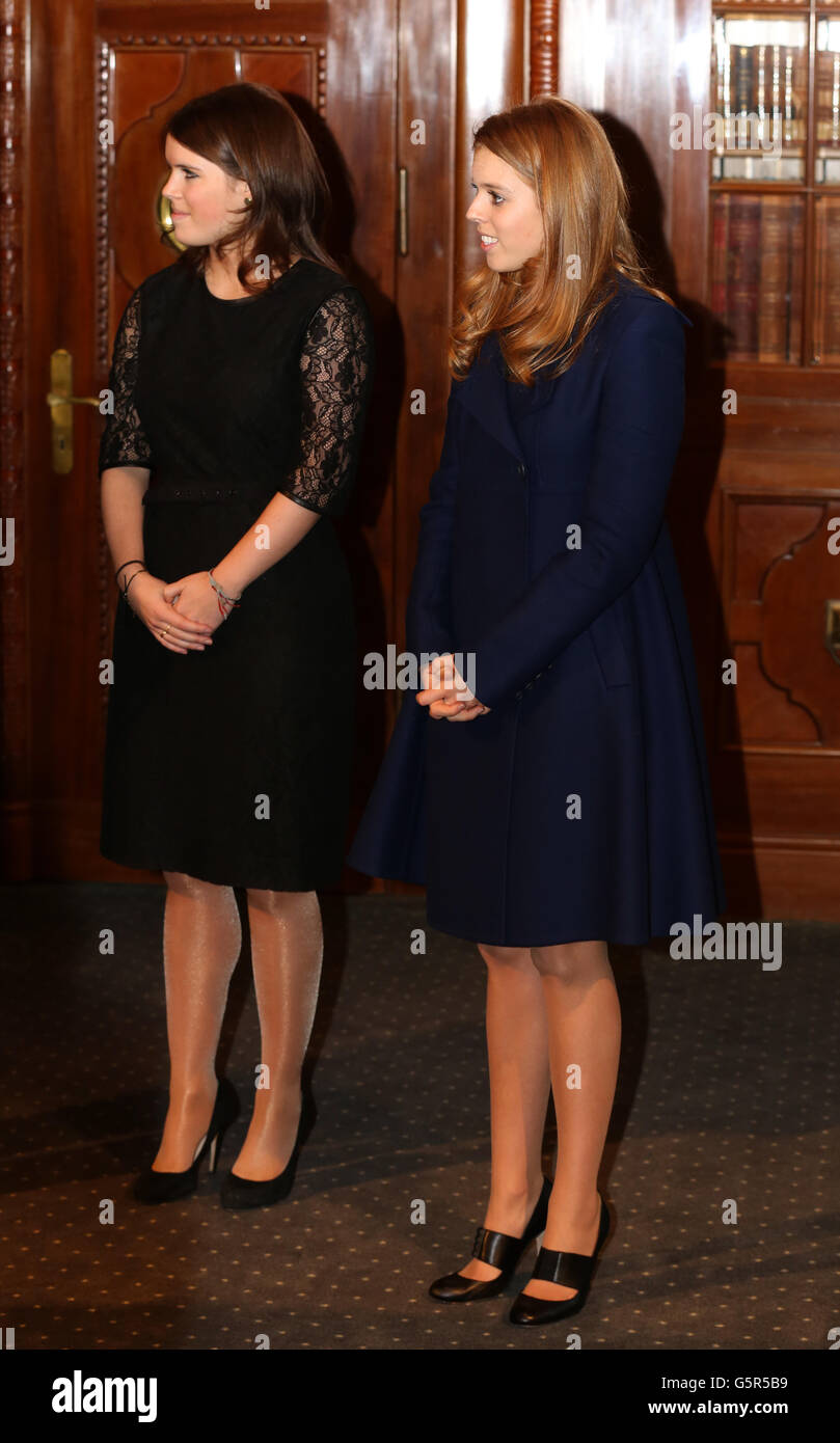 La principessa Eugenie (a sinistra) e la principessa Beatrice incontrano il Sindaco di Hannover Stephan Weil durante una visita al Municipio di Hannover, ad Hannover, in Germania. Foto Stock