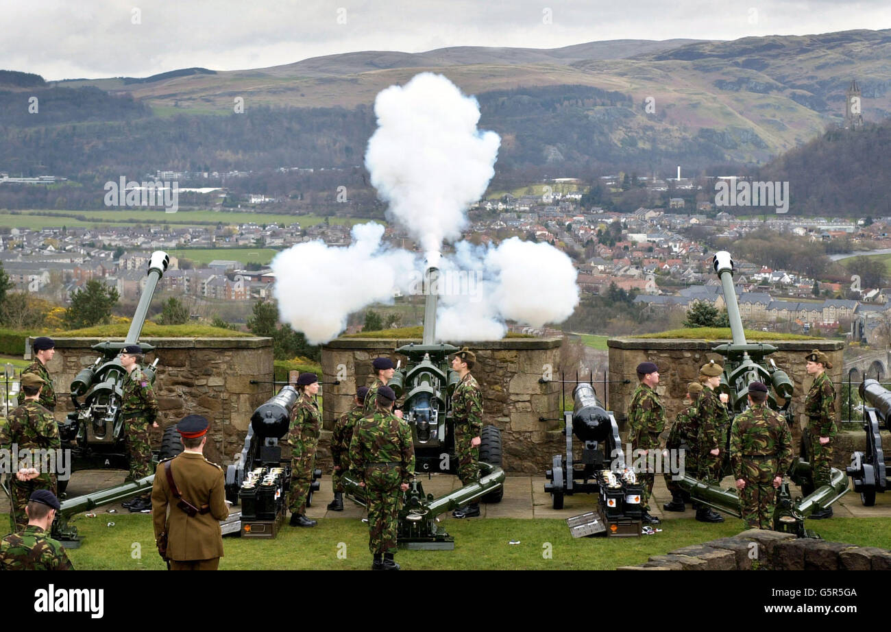 I soldati della Regiment Royal Artillery del 105 realizzano un saluto da 41 pistole dai bastioni del Castello di Stirling, come segno di rispetto per la compiuta Regina Elisabetta, la Regina Madre, che morì all'età di 101 anni, il 30/3/02. Foto Stock